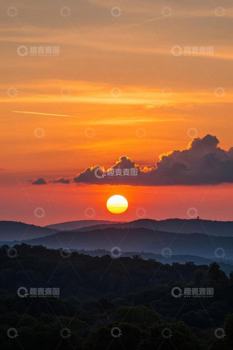 高清大图下载【趣麦麦图】日落时分山峦与太阳景观