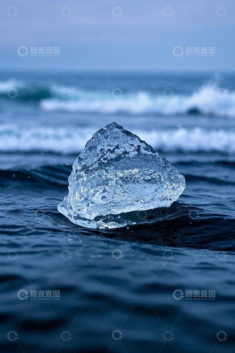 高清大图下载【趣麦麦图】海边漂浮的透明冰块