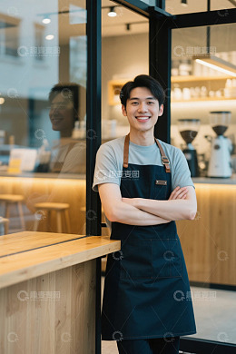咖啡店年轻男员工微笑站立