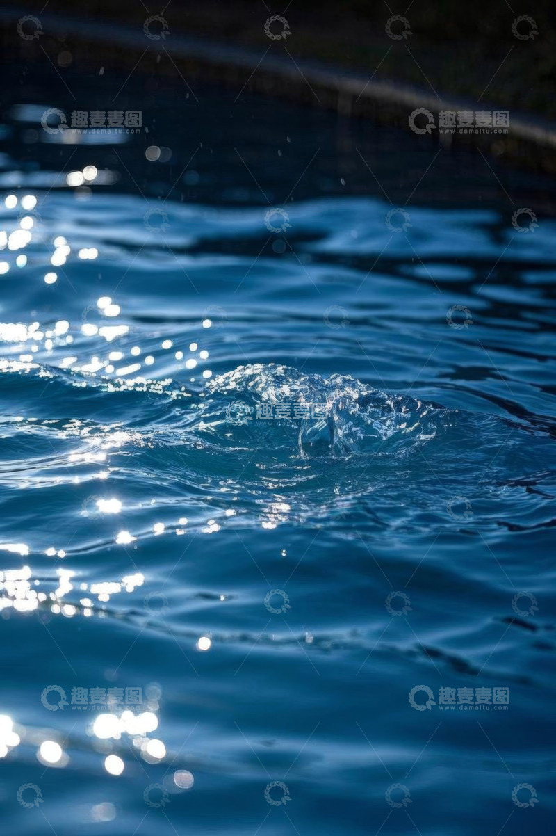 高清大图下载【趣麦麦图】泳池蓝色水波与水花画面