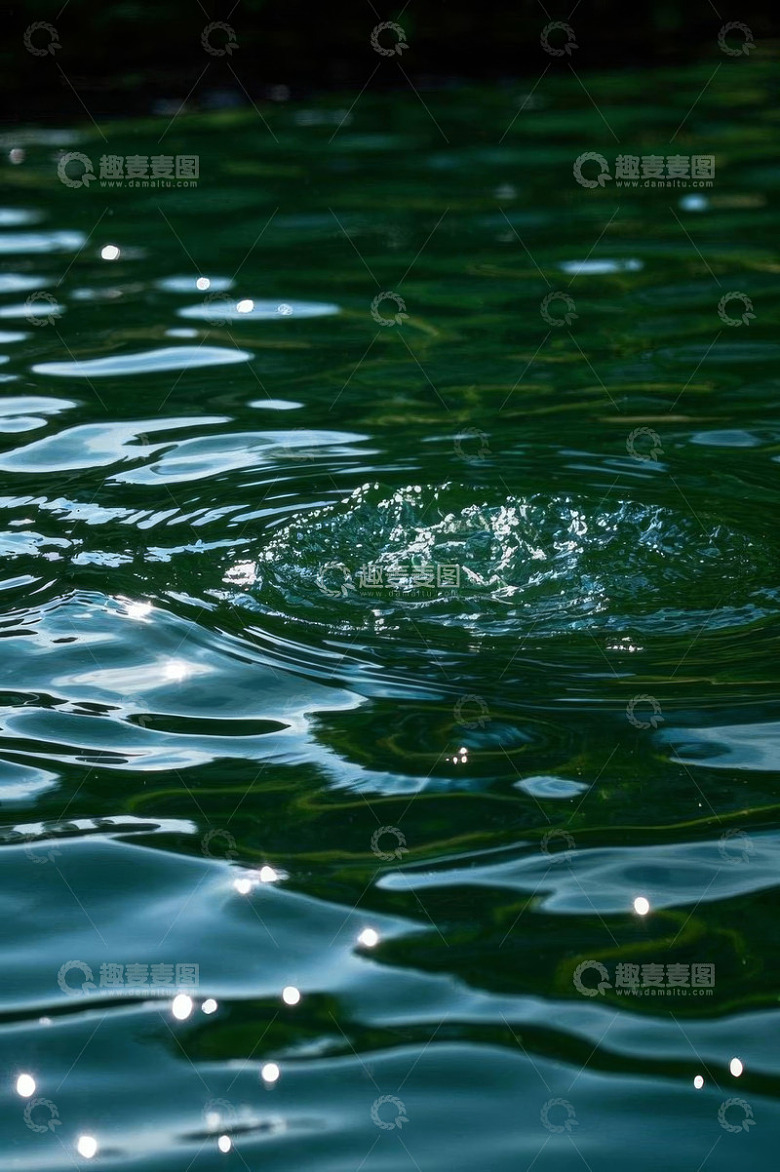 水面水滴落水涟漪特写