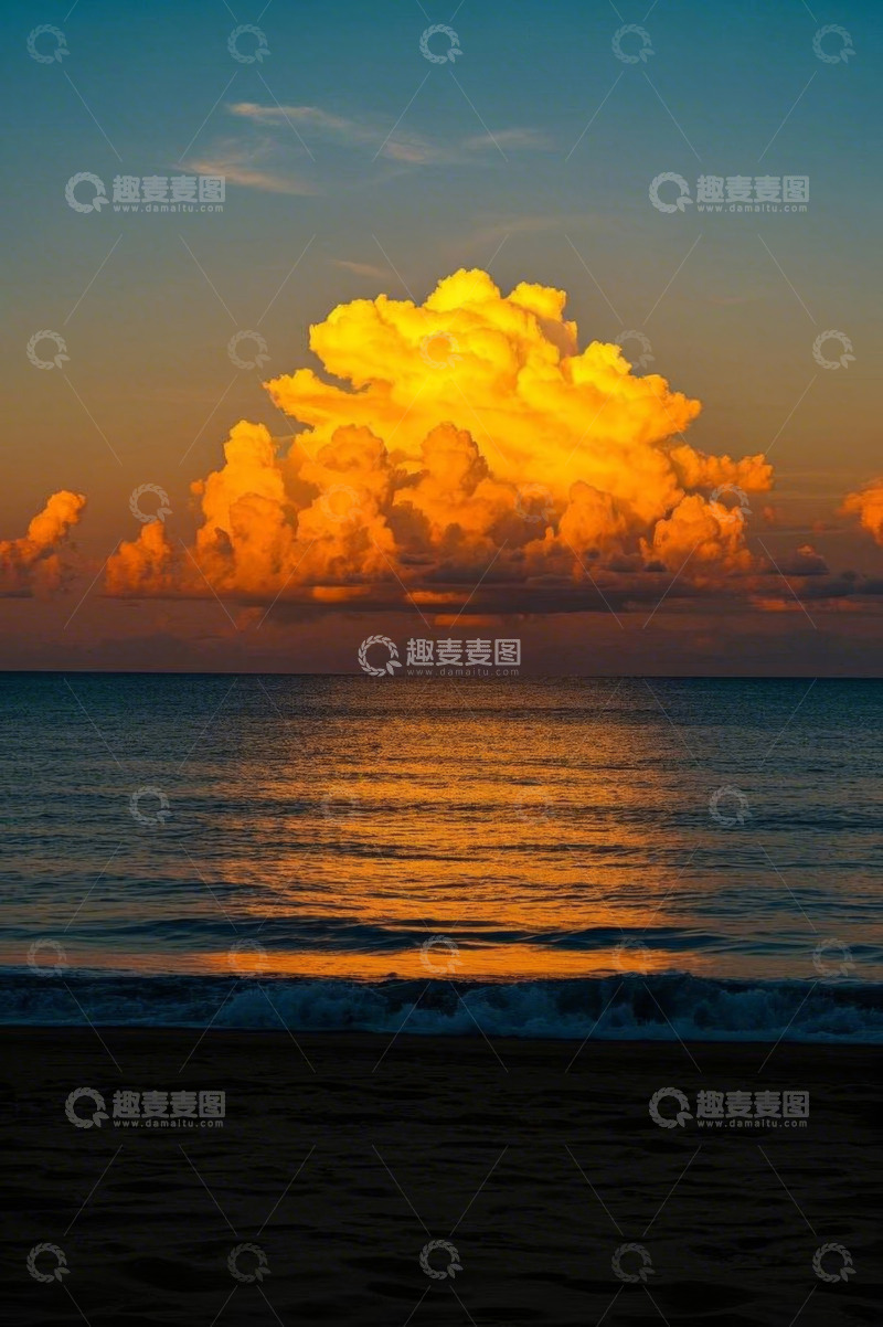高清大图下载【趣麦麦图】海边日落时分的壮丽云彩