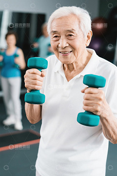 健身房里一位老年人在锻炼