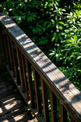 户外木质栏杆与绿植景致