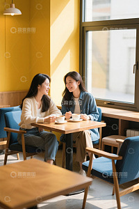 阳光洒进咖啡馆两位女生聊天喝咖啡