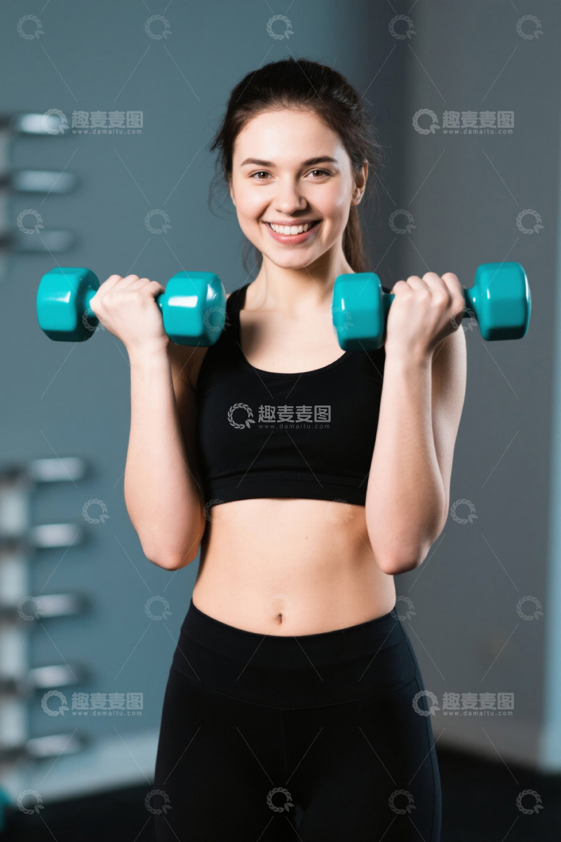 高清大图下载【趣麦麦图】健身房里举哑铃的年轻女子