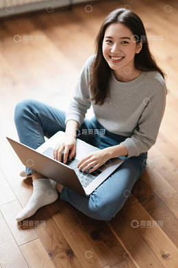 女生在家用笔记本电脑工作学习
