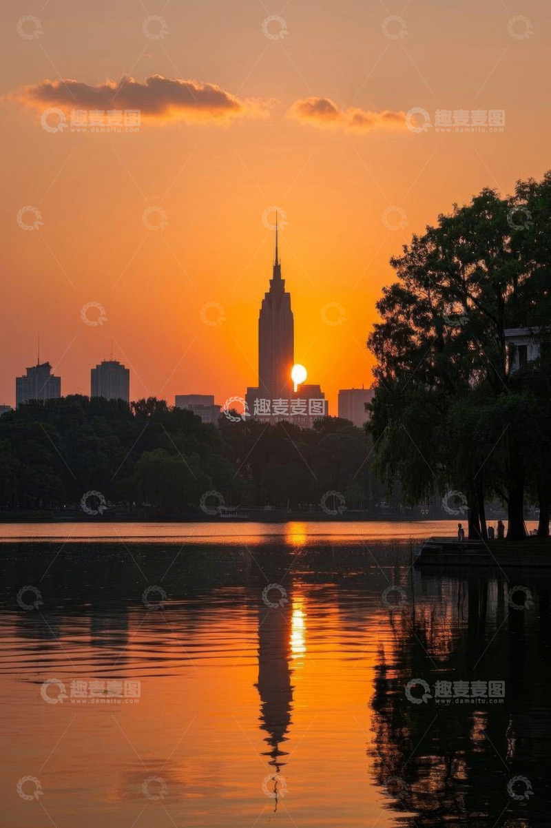 高清大图下载【趣麦麦图】湖畔日落时的城市建筑景观