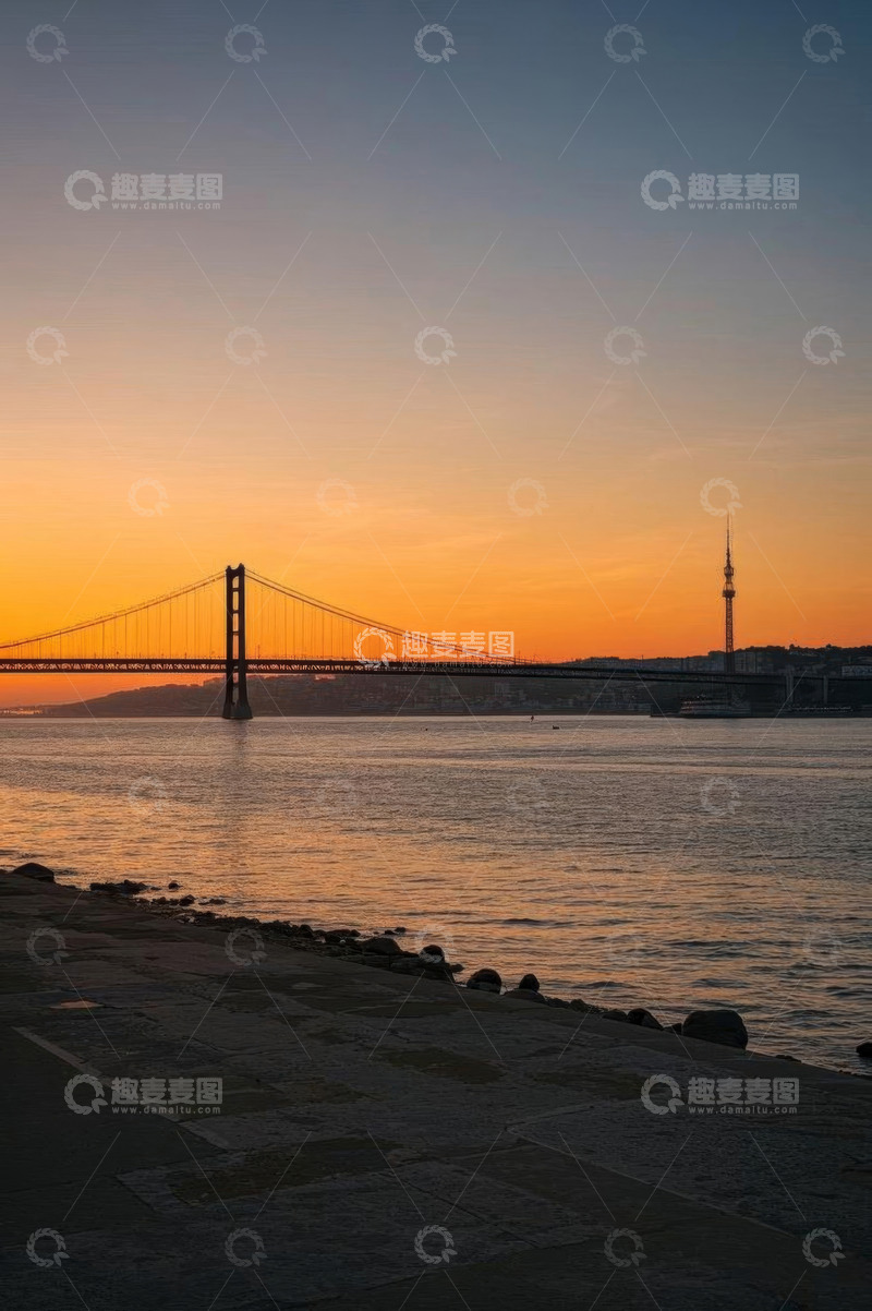 高清大图下载【趣麦麦图】黄昏下跨海大桥与城市景观