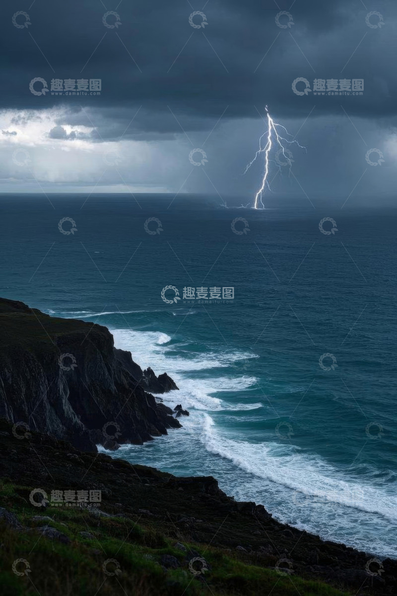 高清大图下载【趣麦麦图】海上闪电与岸边悬崖景观