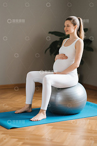 孕妇瑜伽球上练习瑜伽