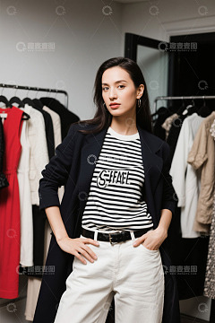 时尚女性服装店试穿服装