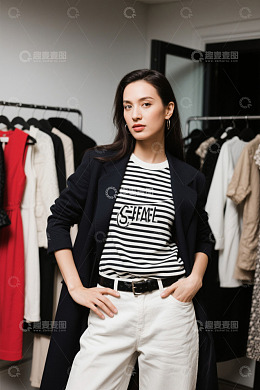 时尚女性服装店试穿服装