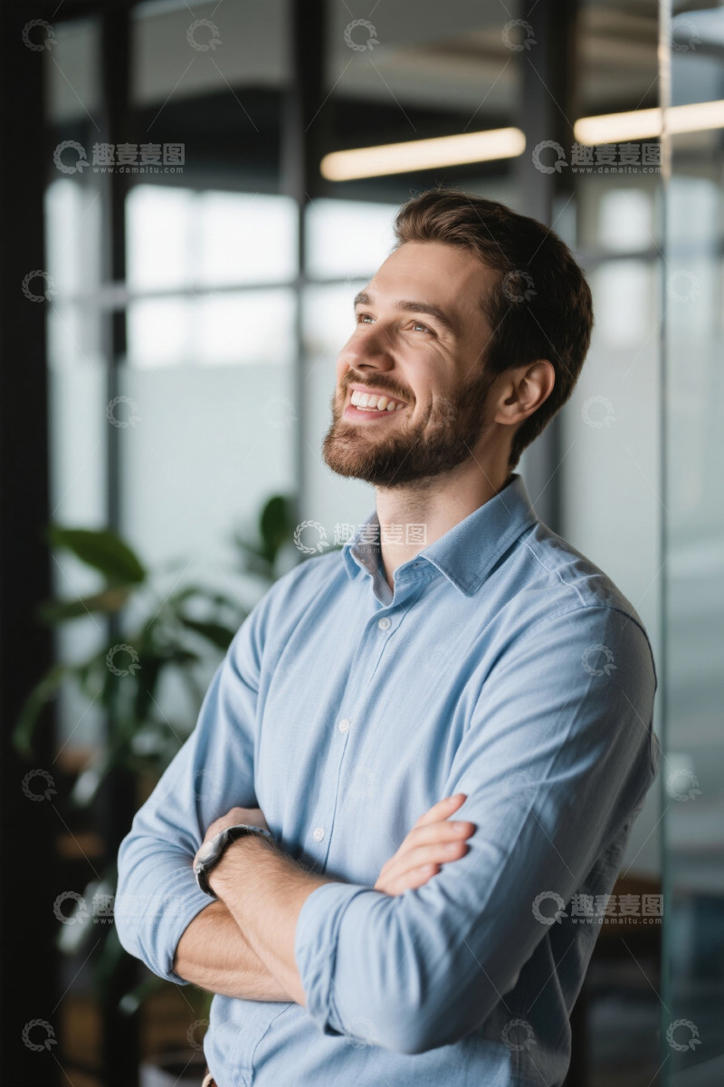 高清大图下载【趣麦麦图】自信微笑的年轻商务男士室内照