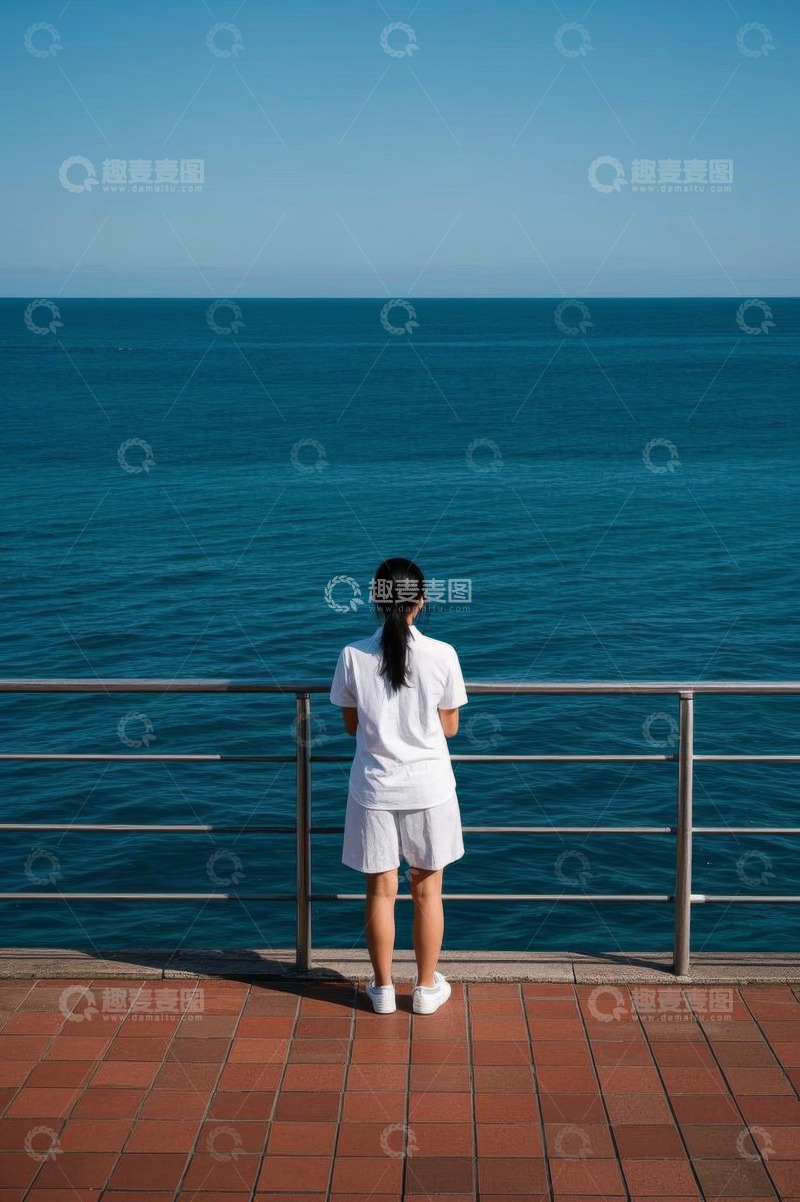 高清大图下载【趣麦麦图】女子海边凭栏眺望大海