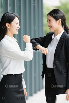 职场女性肘碰礼仪问候