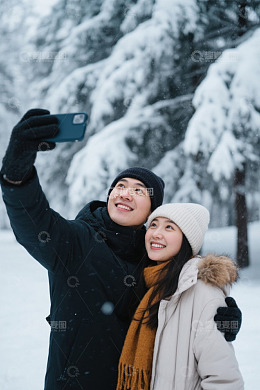 雪地里甜蜜自拍的情侣