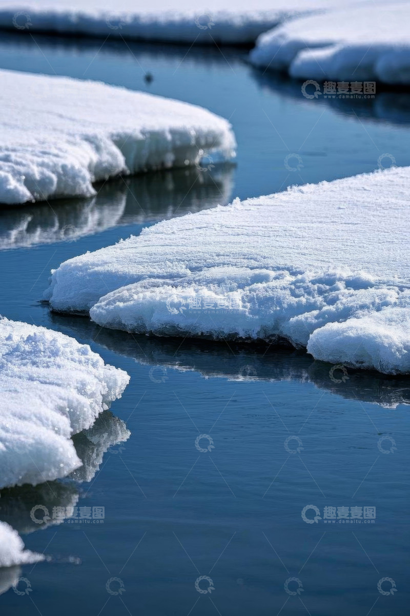 高清大图下载【趣麦麦图】水面上漂浮的冰块