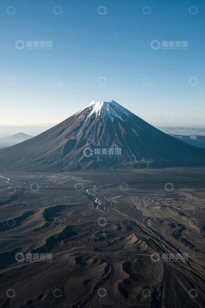 高清大图下载【趣麦麦图】航拍雪山下的广袤荒原