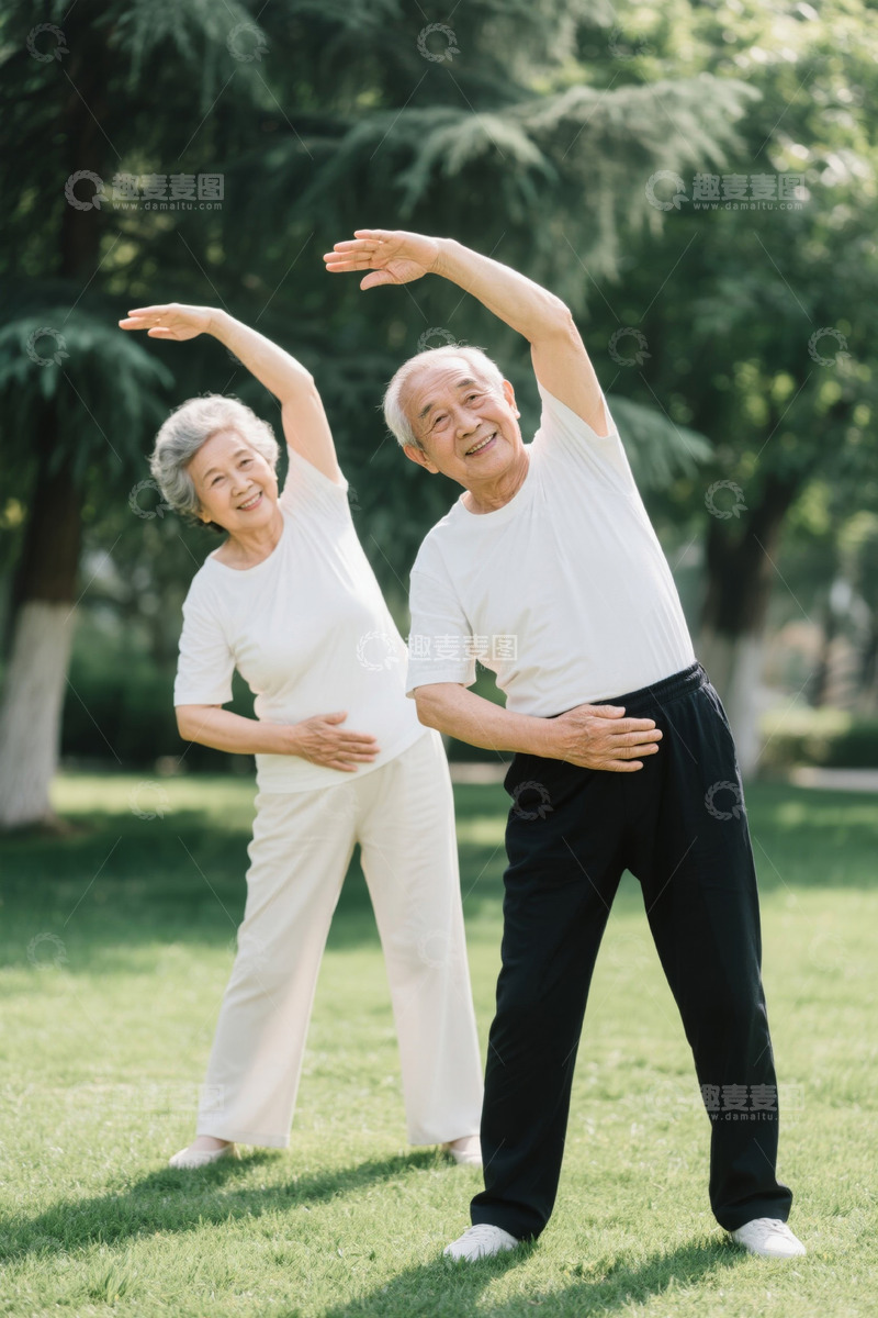 高清大图下载【趣麦麦图】老年夫妇公园晨练伸展运动