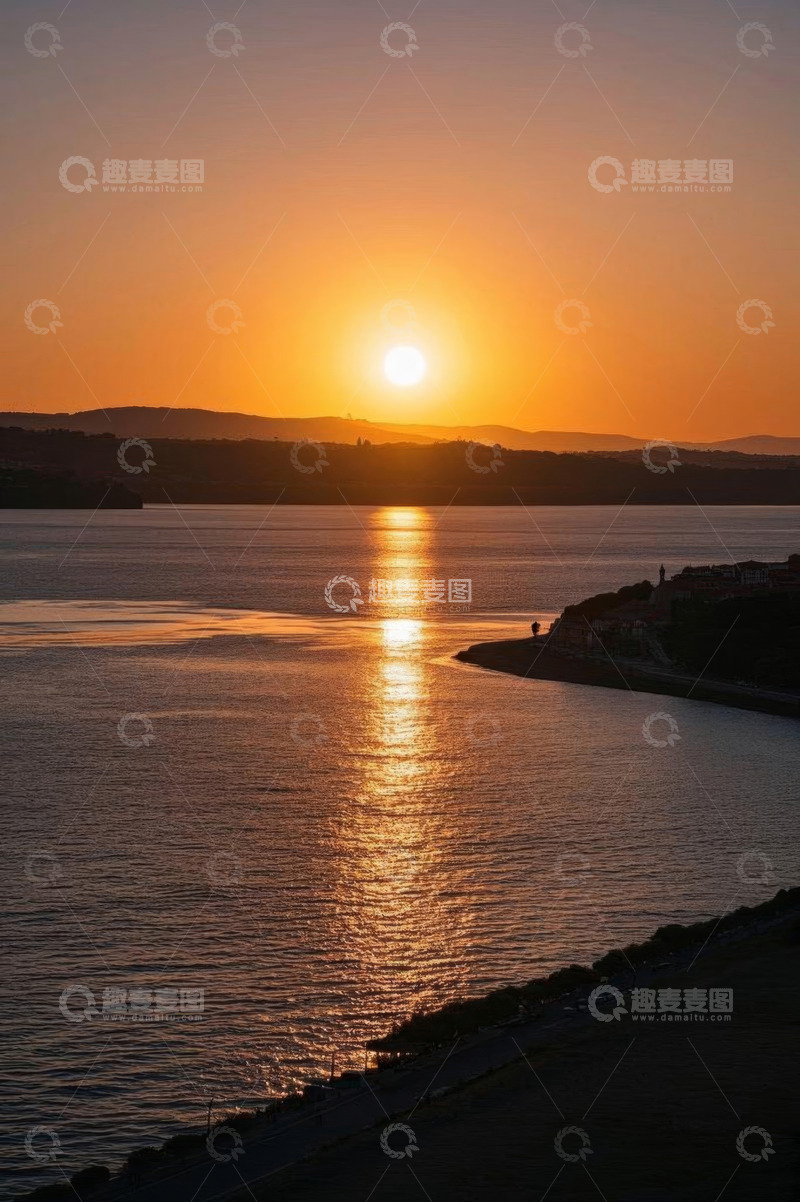 高清大图下载【趣麦麦图】日落时分水面与远山景象