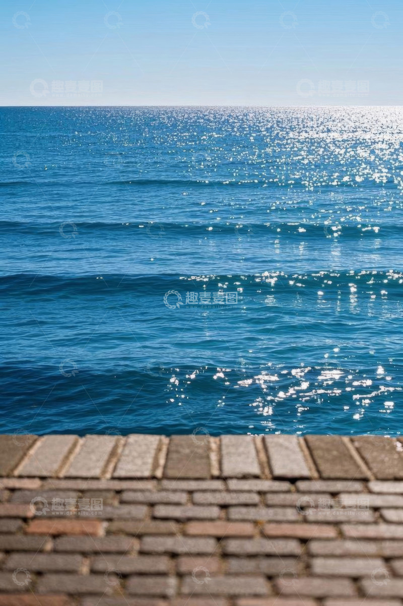 高清大图下载【趣麦麦图】海边砖石步道前的蓝色海洋