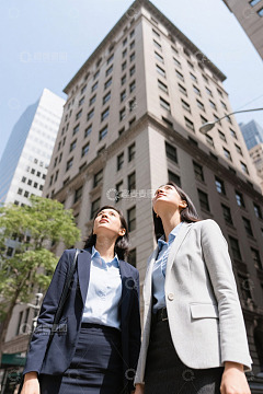都市丽人仰望摩天大楼