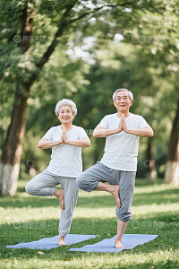 老年夫妇公园练习瑜伽