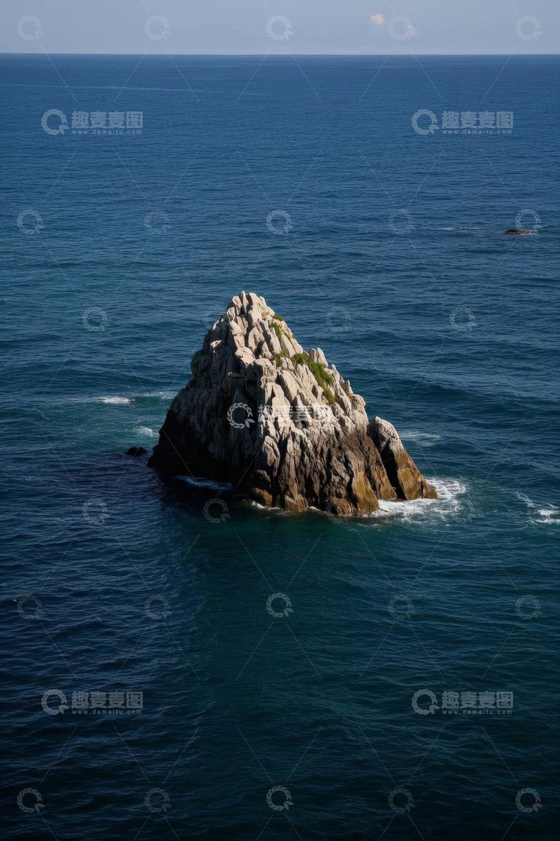 高清大图下载【趣麦麦图】海中孤立岩石俯瞰画面