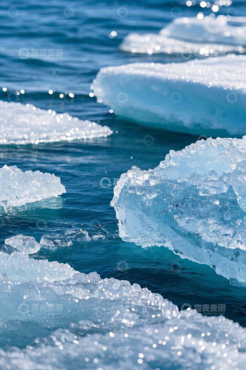 高清大图下载【趣麦麦图】海面上漂浮的冰块景象