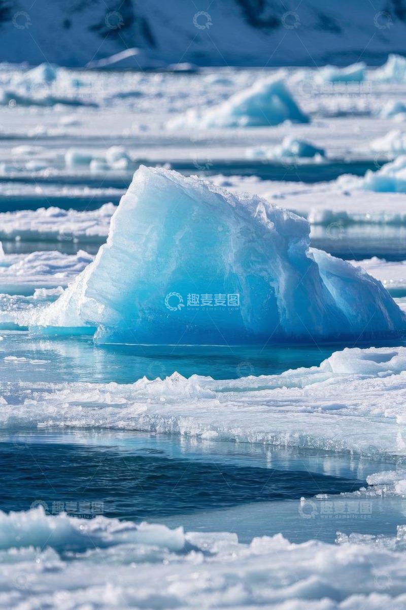 高清大图下载【趣麦麦图】海上漂浮的冰山与碎冰