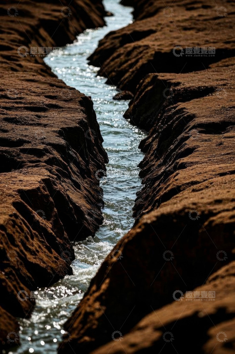 高清大图下载【趣麦麦图】山间溪流穿过红褐色岩石