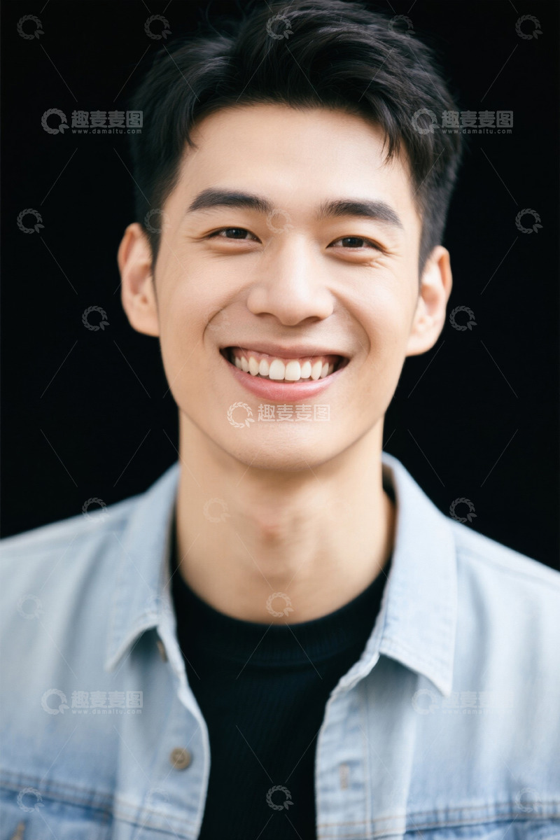 高清大图下载【趣麦麦图】笑容灿烂的年轻亚洲男士