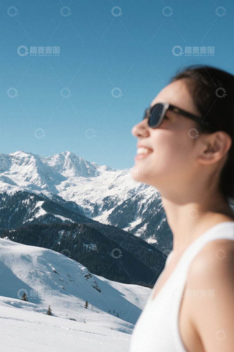 高清大图下载【趣麦麦图】阳光下滑雪胜地女孩凝望远山