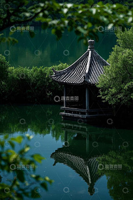湖畔中式凉亭风景