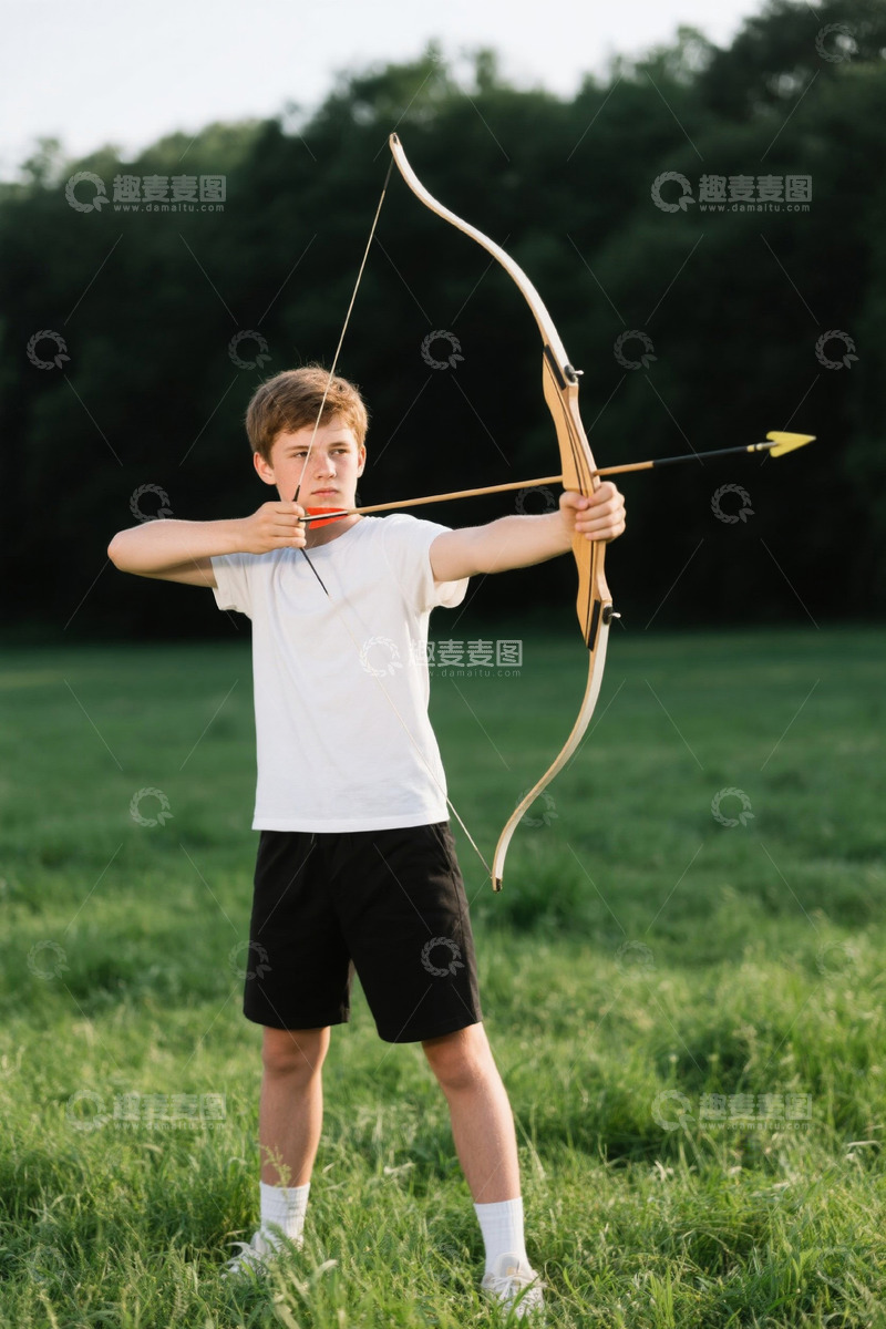高清大图下载【趣麦麦图】少年在草地上练习射箭
