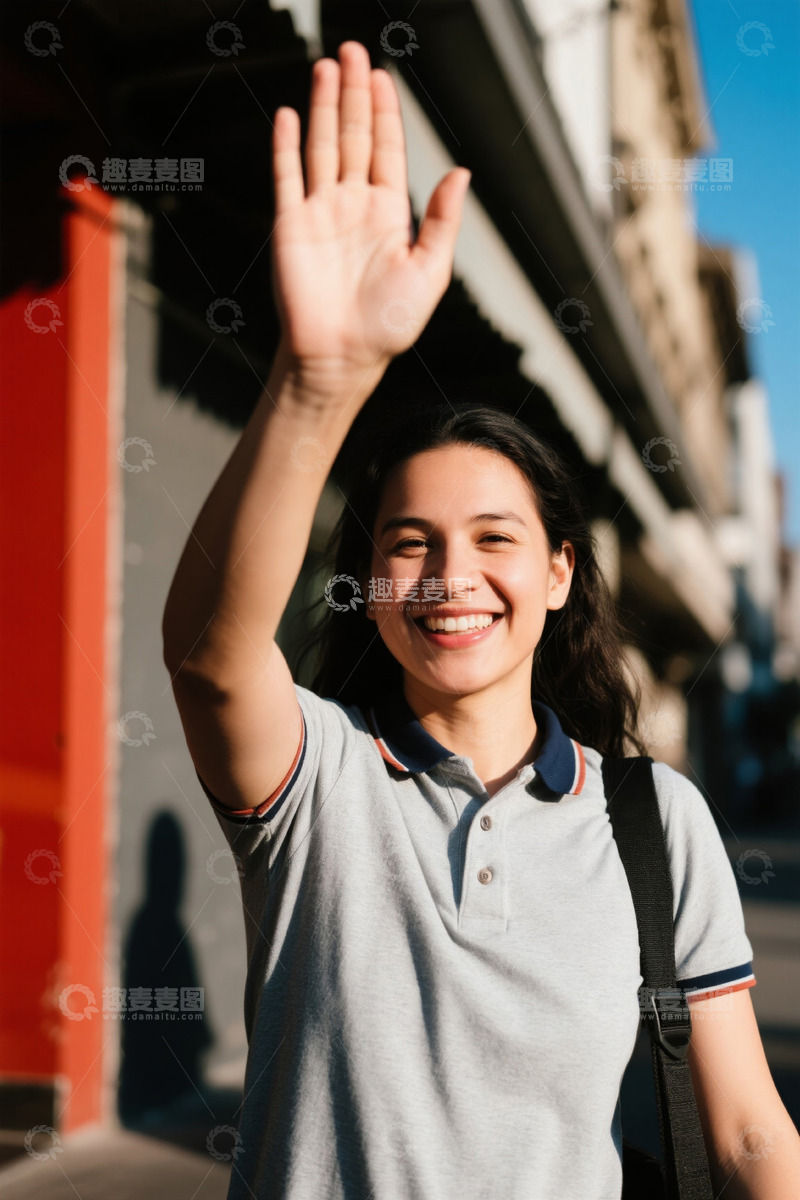 高清大图下载【趣麦麦图】阳光下挥手微笑的年轻女子