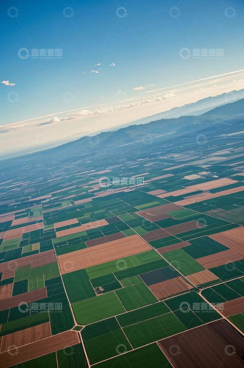 高清大图下载【趣麦麦图】航拍广袤农田与远山景观
