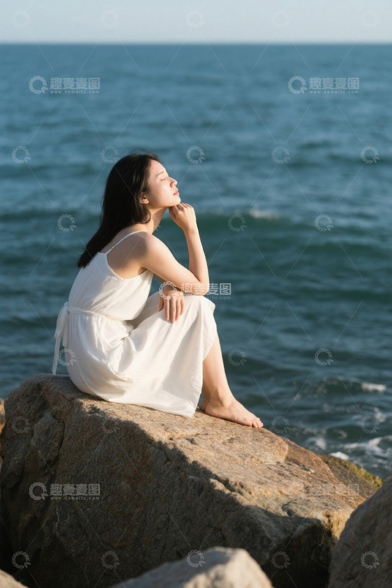 高清大图下载【趣麦麦图】海边岩石上白衣女子沉思