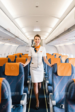 空姐微笑走过机舱过道