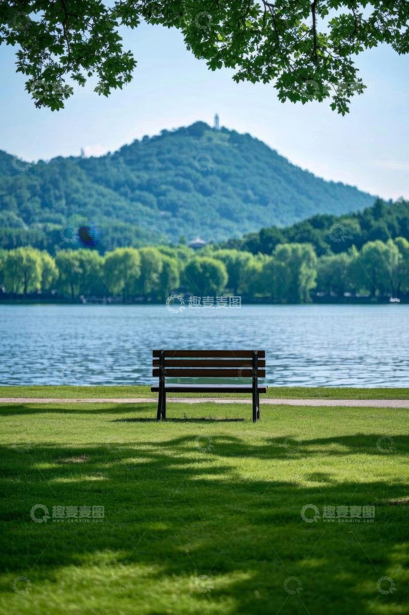 高清大图下载【趣麦麦图】湖畔草地长椅自然风光景观