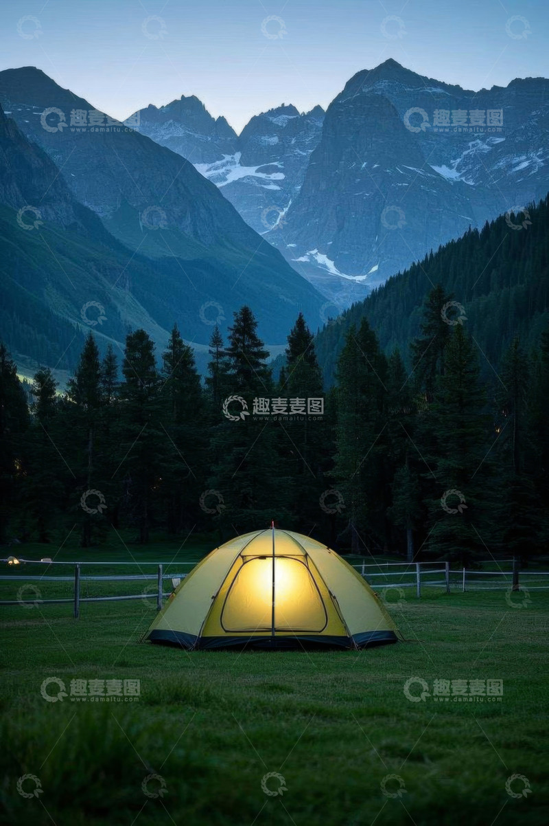 高清大图下载【趣麦麦图】山间草地中的露营帐篷