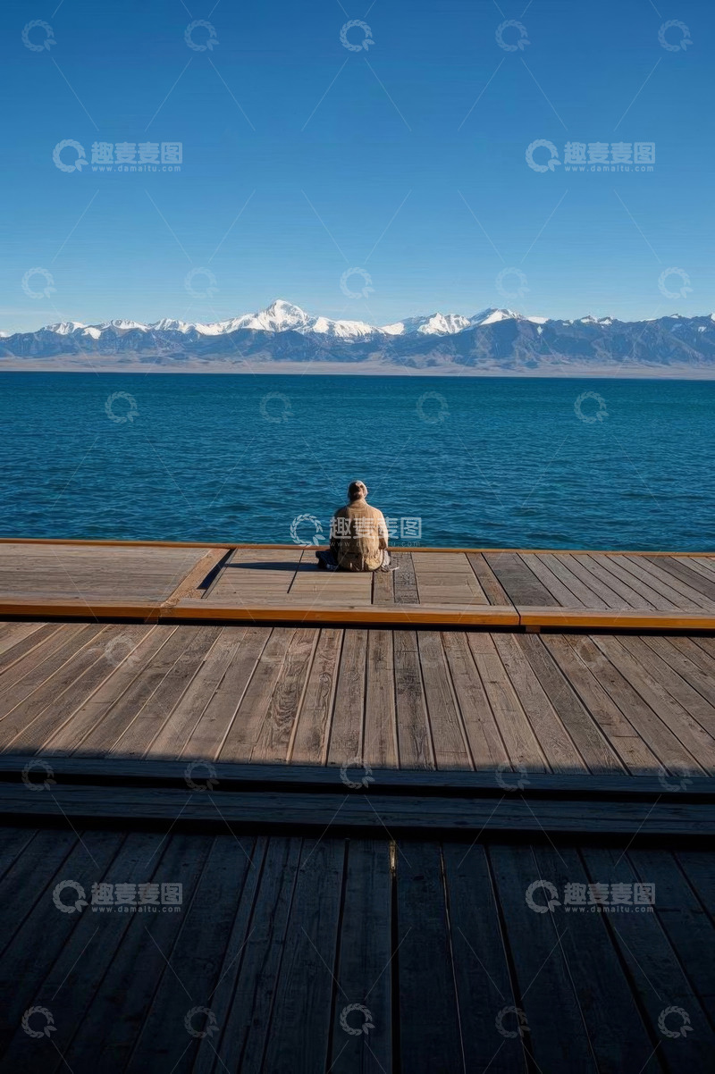 高清大图下载【趣麦麦图】人坐木平台眺望雪山湖泊