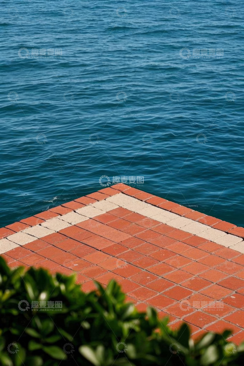 高清大图下载【趣麦麦图】红砖平台与蓝色海洋景观