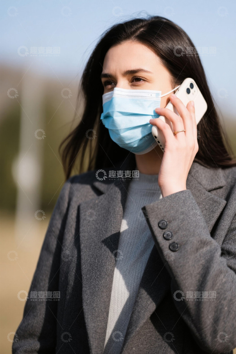 高清大图下载【趣麦麦图】戴口罩女子户外打电话