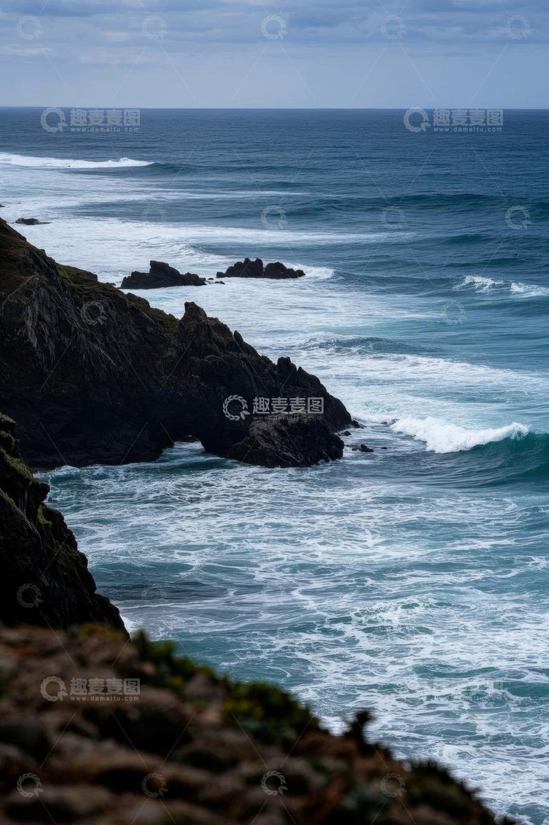 高清大图下载【趣麦麦图】海岸边礁石与海浪景象