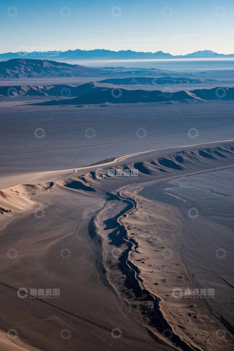 高清大图下载【趣麦麦图】沙漠公路与远山航拍景象