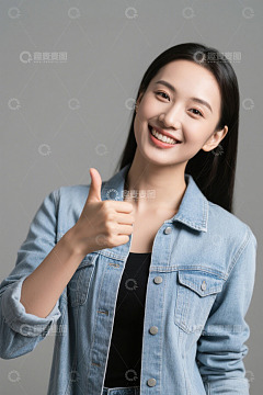 自信女孩点赞手势写真