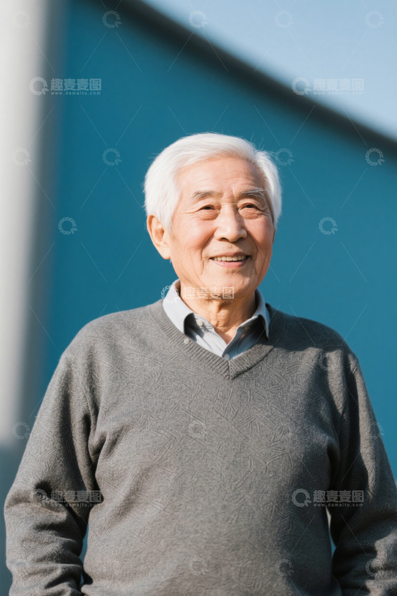 高清大图下载【趣麦麦图】阳光下笑容可掬的慈祥老人