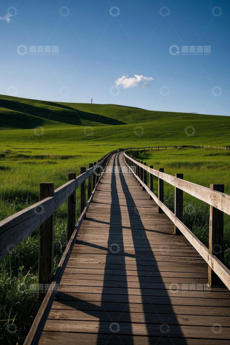 高清大图下载【趣麦麦图】草原上的木质栈道